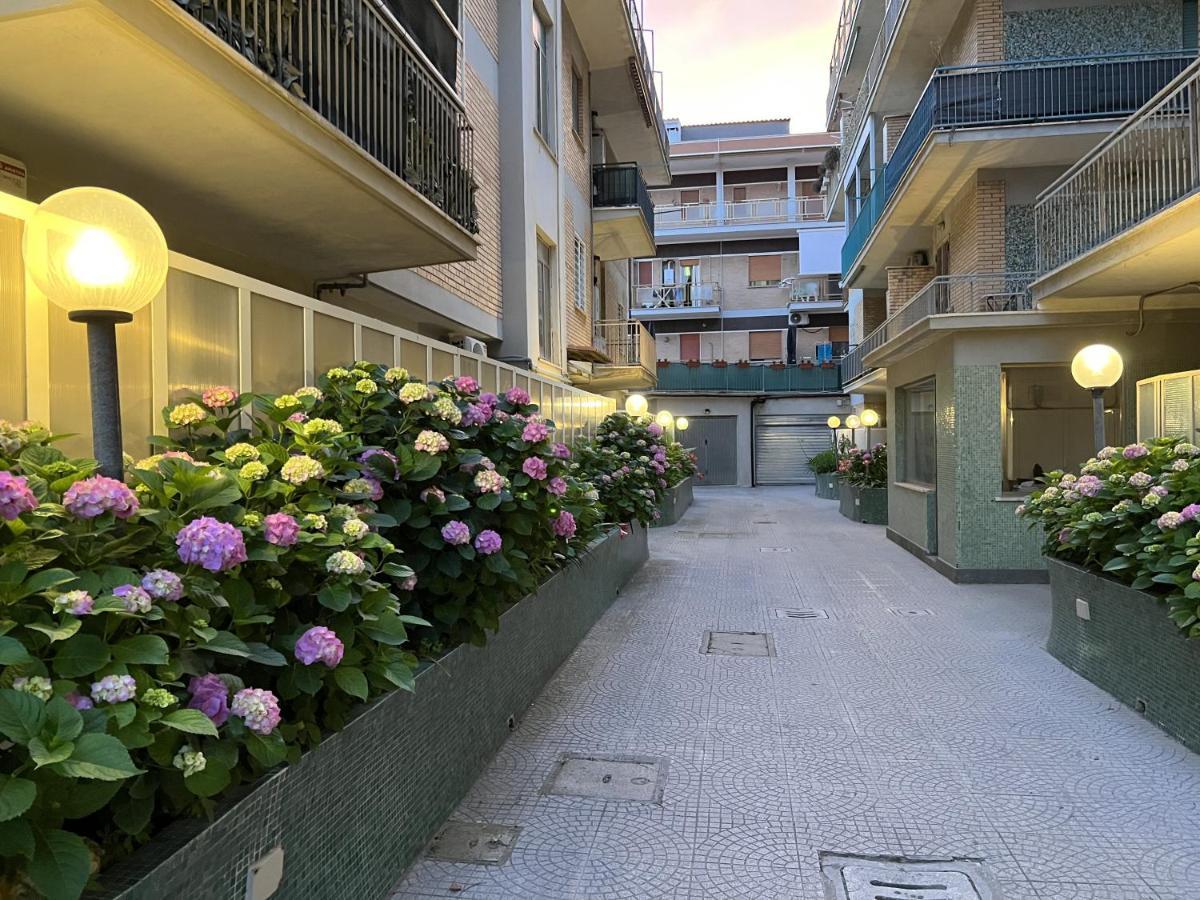 Lotus - Appartamento Sul Mare A Ostia Con Giardino Relax Bagian luar foto