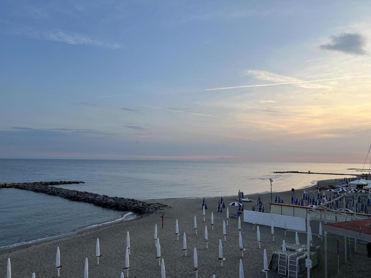Lotus - Appartamento Sul Mare A Ostia Con Giardino Relax Bagian luar foto