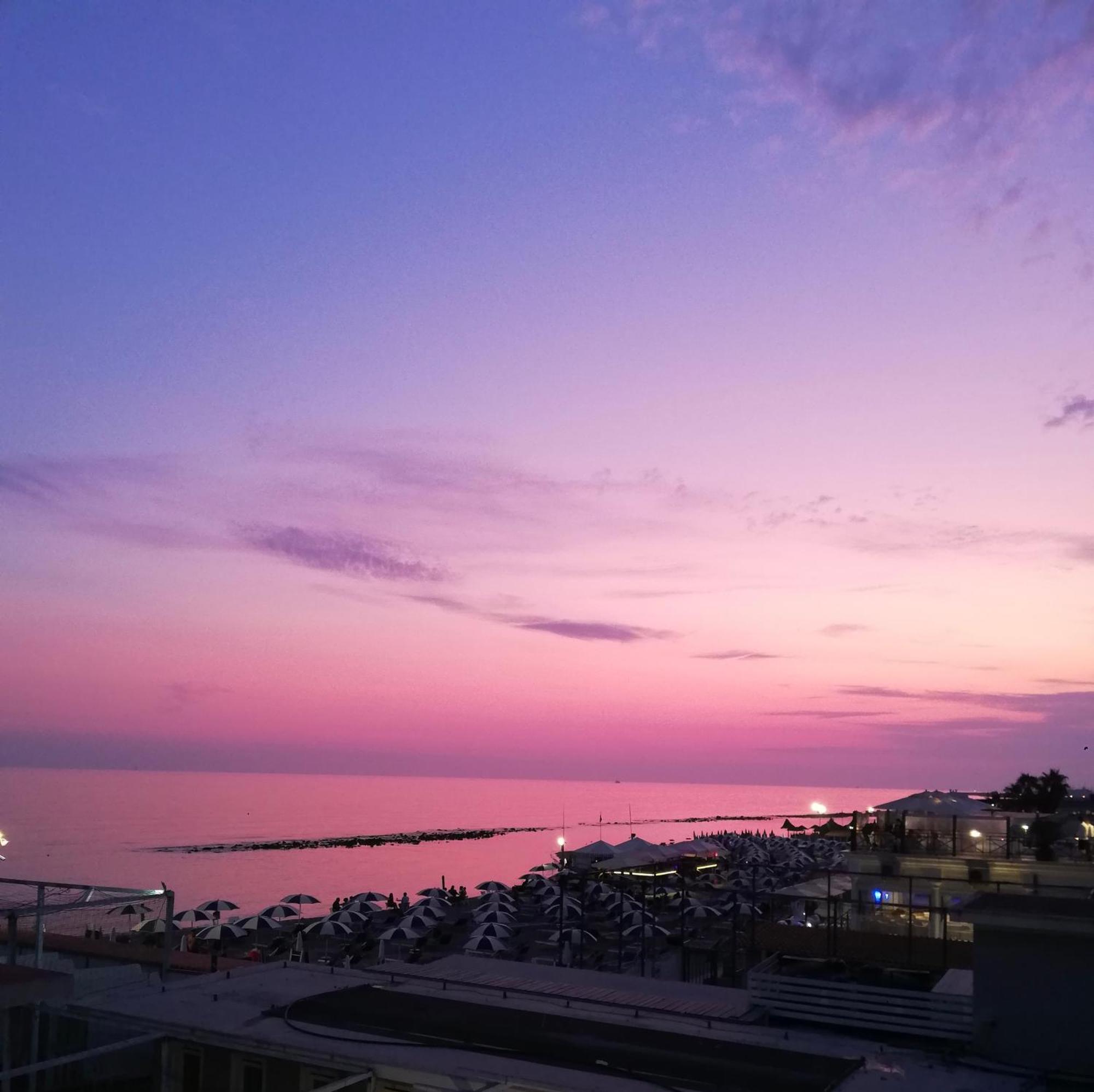 Lotus - Appartamento Sul Mare A Ostia Con Giardino Relax Bagian luar foto